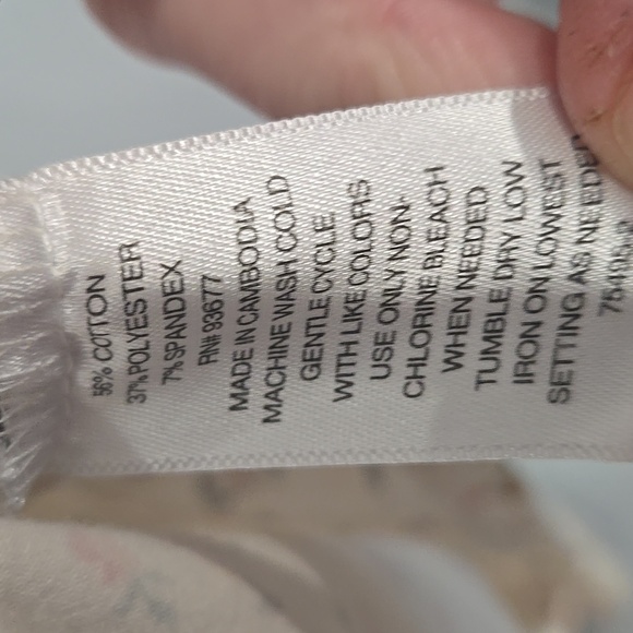 ARIZONA JEAN CO. Juniors Floral Crop Top. Sixe Medium. Gently Worn. - Picture 4 of 4